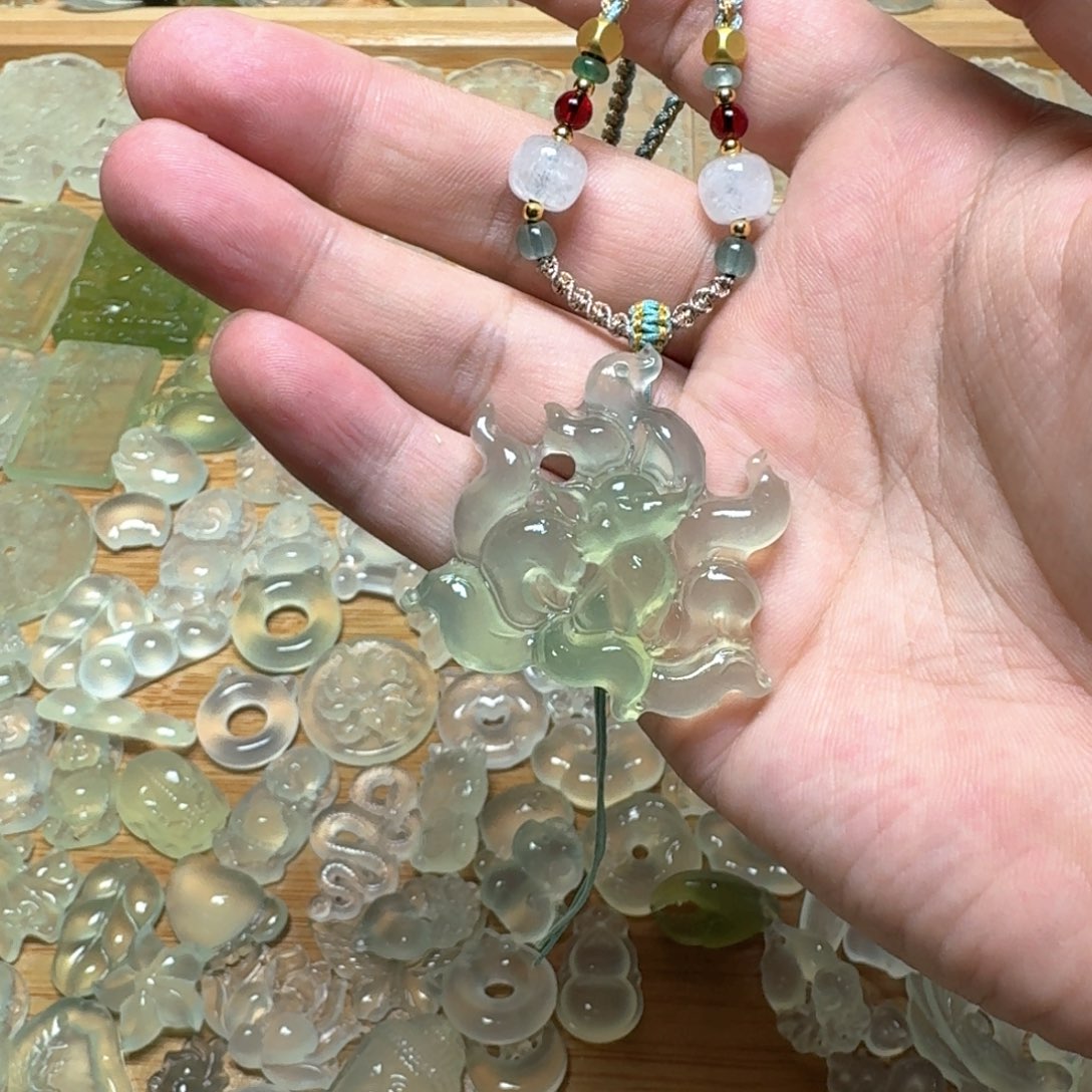 蛇纹石玉颈饰未镶嵌