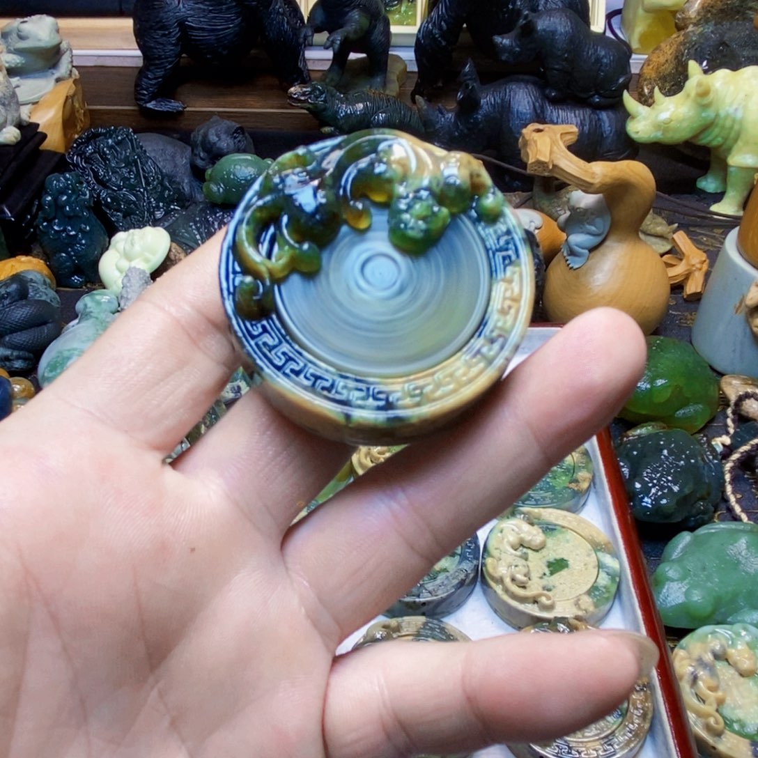 拉***菲蛇纹石玉未镶嵌颈饰