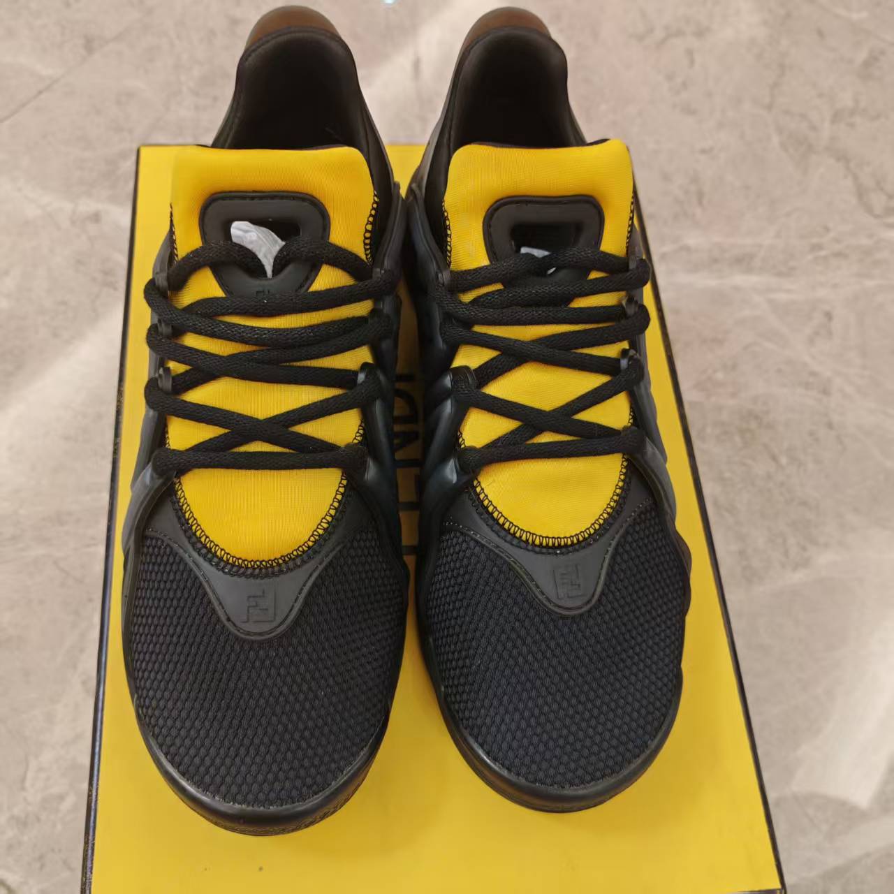 99新 FENDI/芬迪 经典运动鞋 398