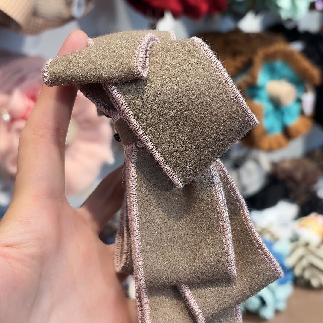 布艺铁合金香蕉夹粉色边