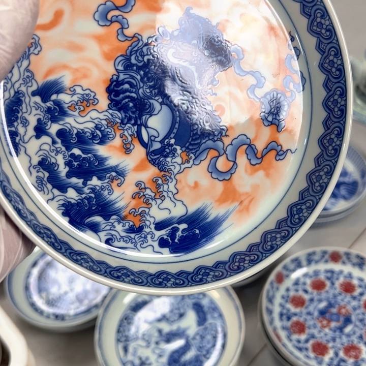 瓷片白青花泛红醒狮的壶承