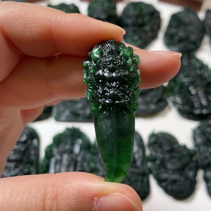 定制翡翠未镶嵌龙牙