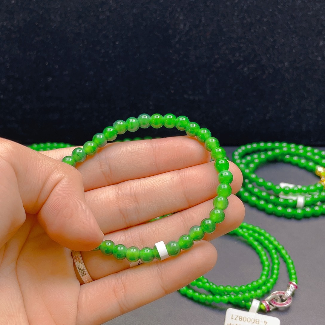 翡翠未镶嵌颈饰       