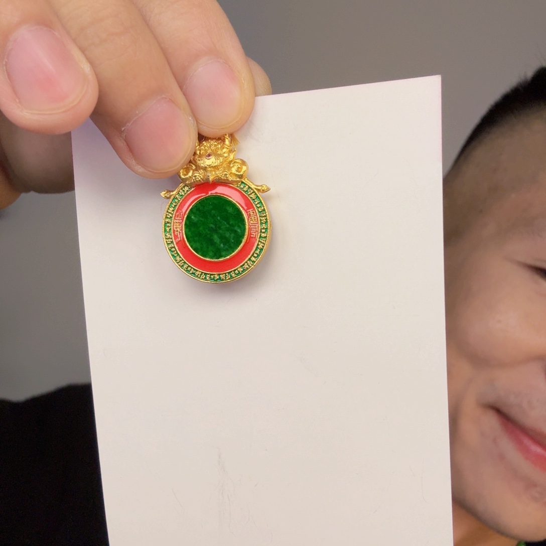 翡翠未镶嵌颈饰一件