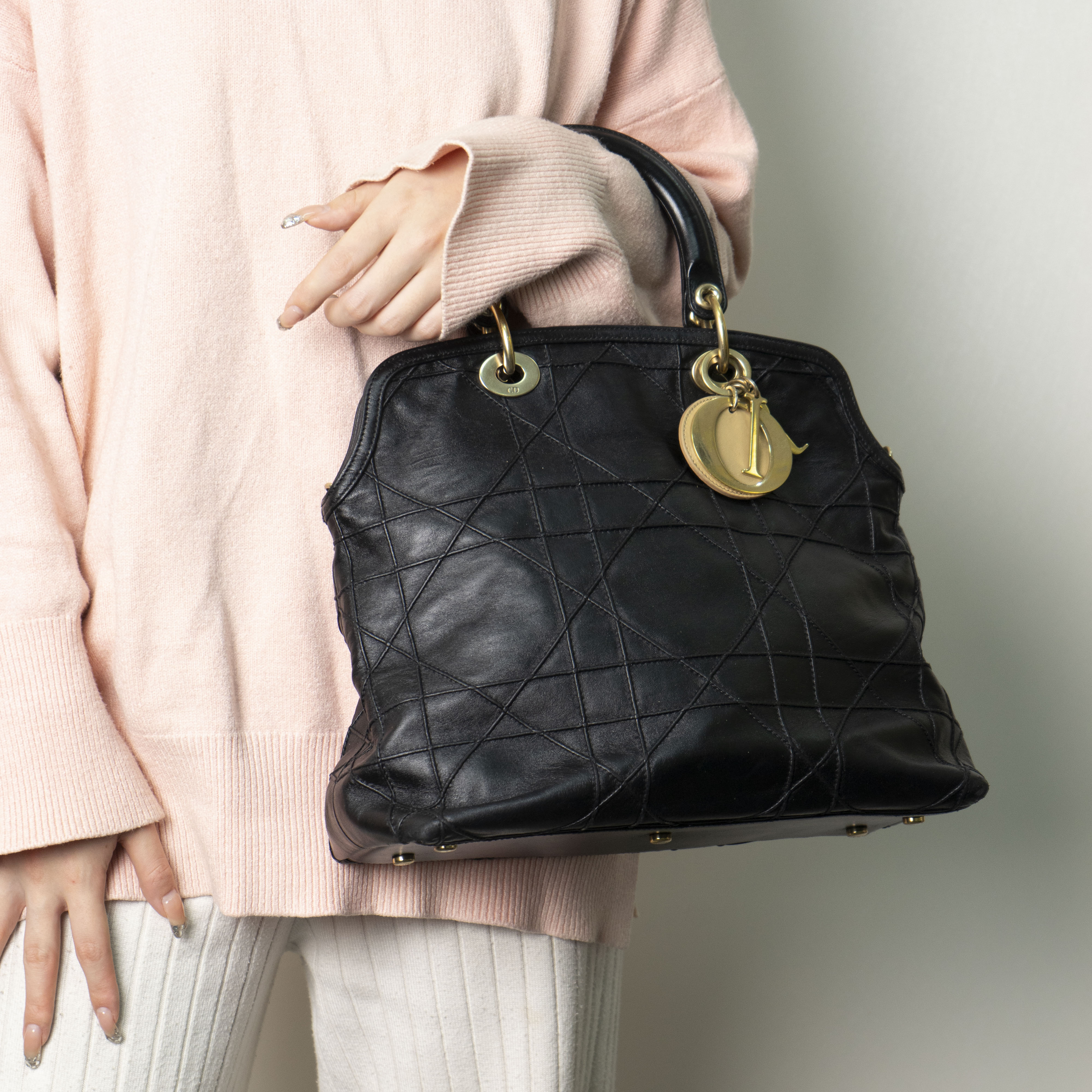 95新 DIOR/迪奥 黑金手提贝壳包/羊皮格纹/32