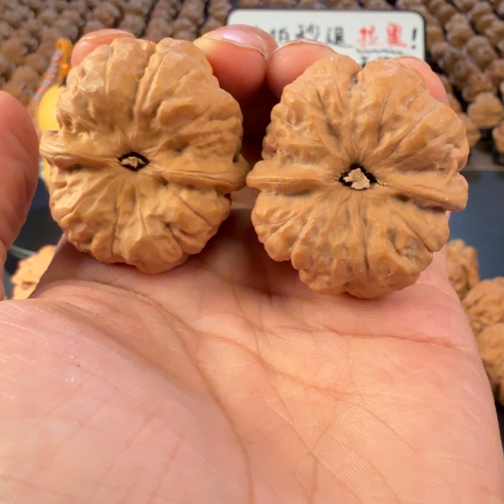 用***1把件文玩核桃蛤蟆的眼睛是真的好看啊