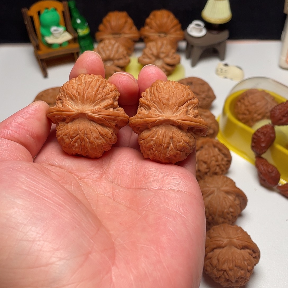 文玩核桃吊坠血麒麟