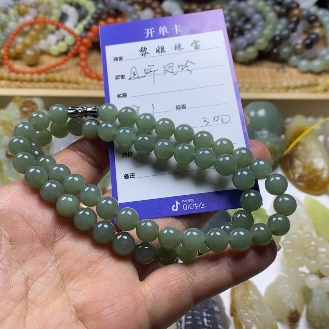 和田玉（糖玉）颈饰未镶嵌且**吟