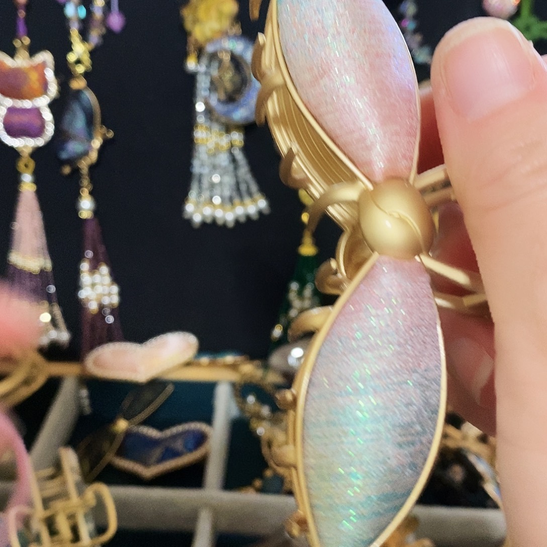 皮质铁合金蝴蝶图案设计风格