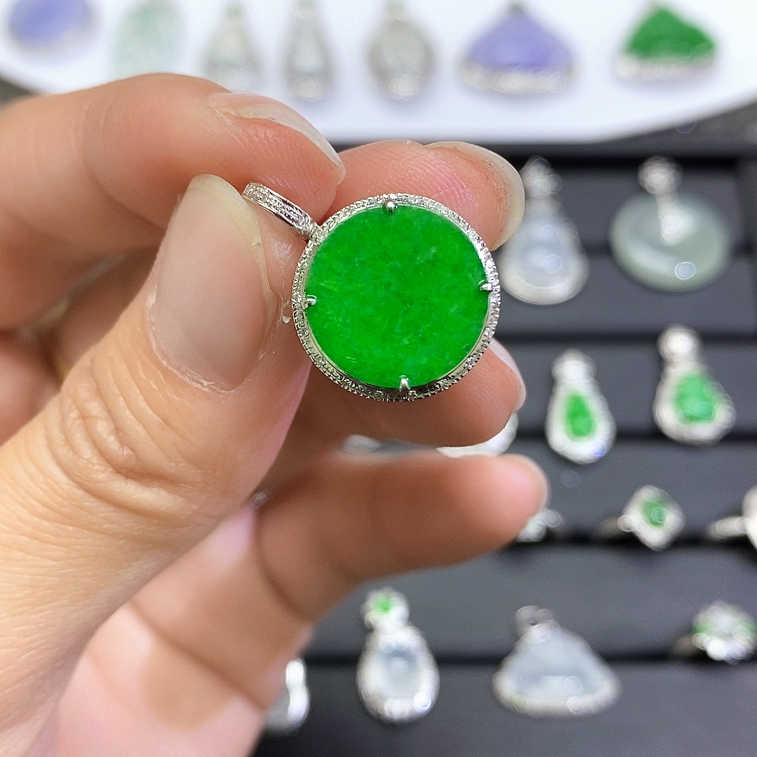 翡翠18K金镶嵌戒指