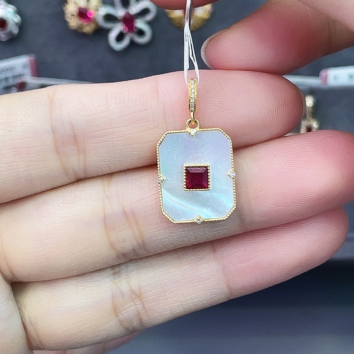 颈饰18K金镶嵌红宝石0.48克拉