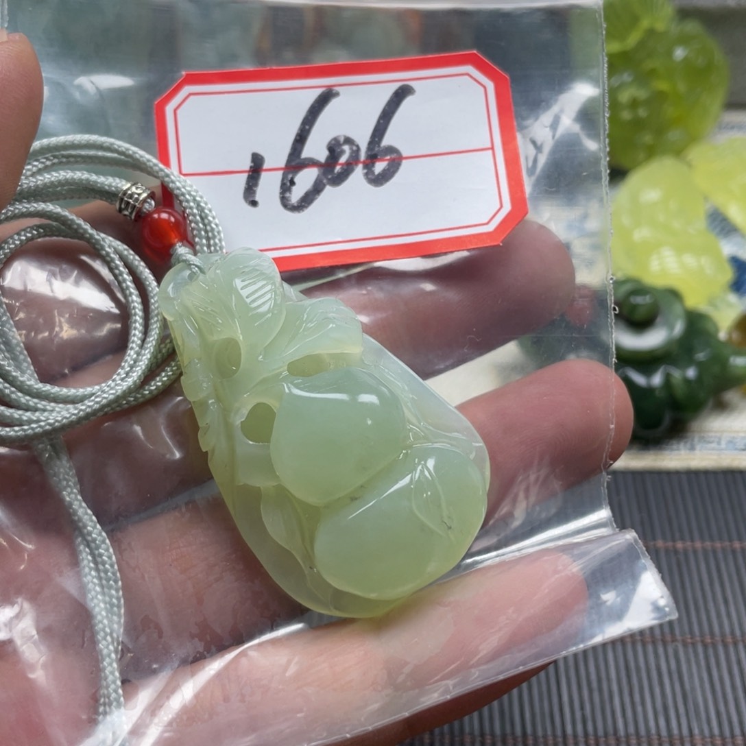蛇纹石玉颈饰未镶嵌吊坠