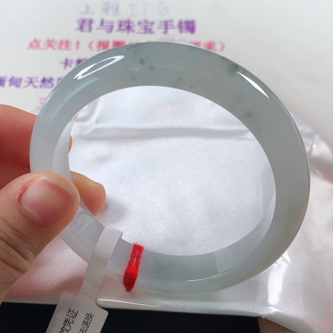 翡翠手镯未镶嵌最***们 正圈