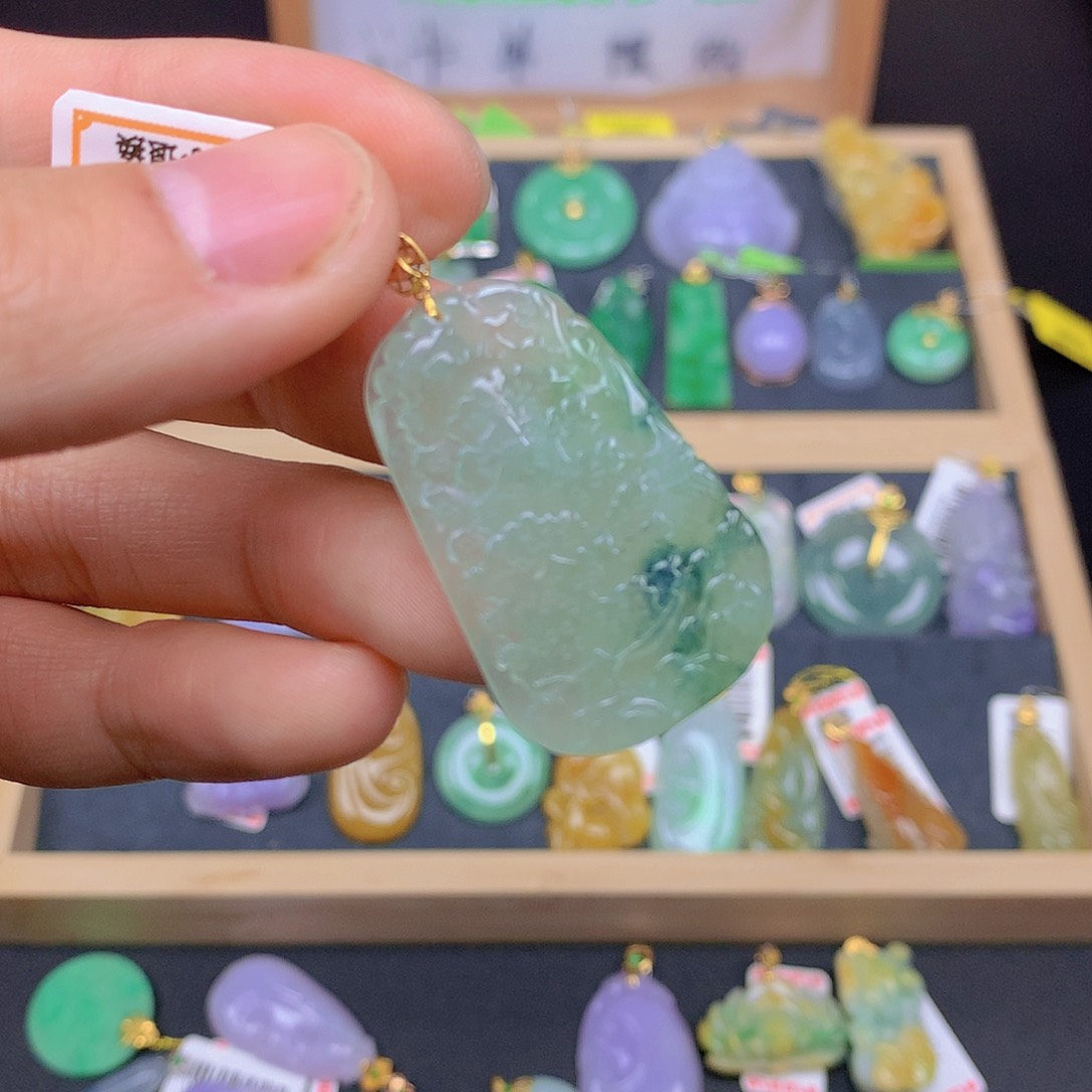 翡翠颈饰18K金镶嵌翡翠