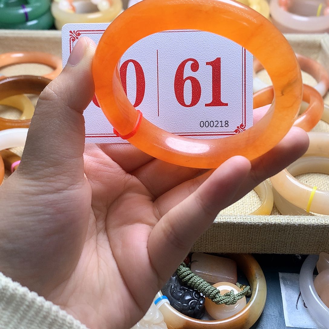 未镶嵌石英质玉（黄龙玉）手镯