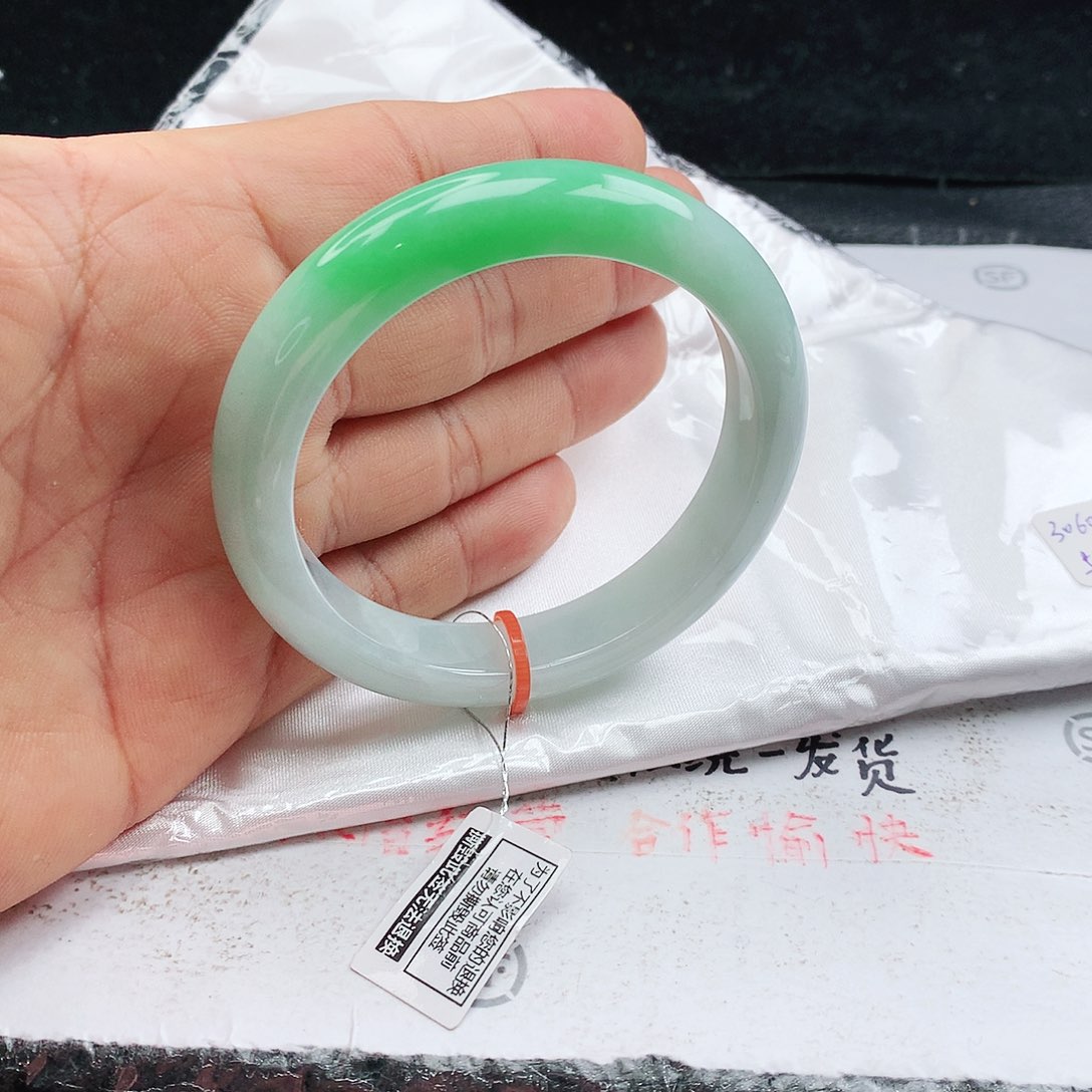 翡翠手镯未镶嵌天然翡翠手镯