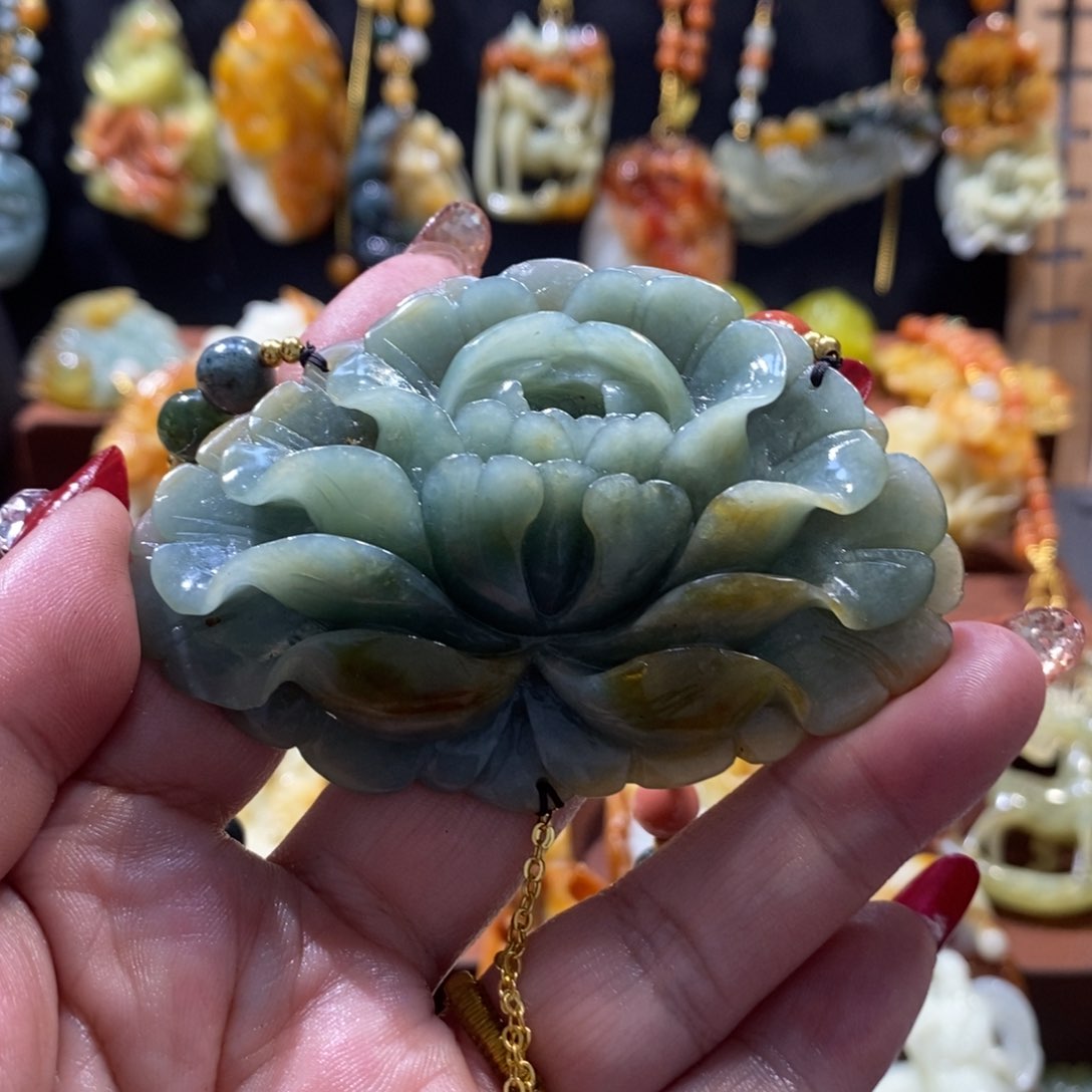 蛇纹石玉颈饰未镶嵌