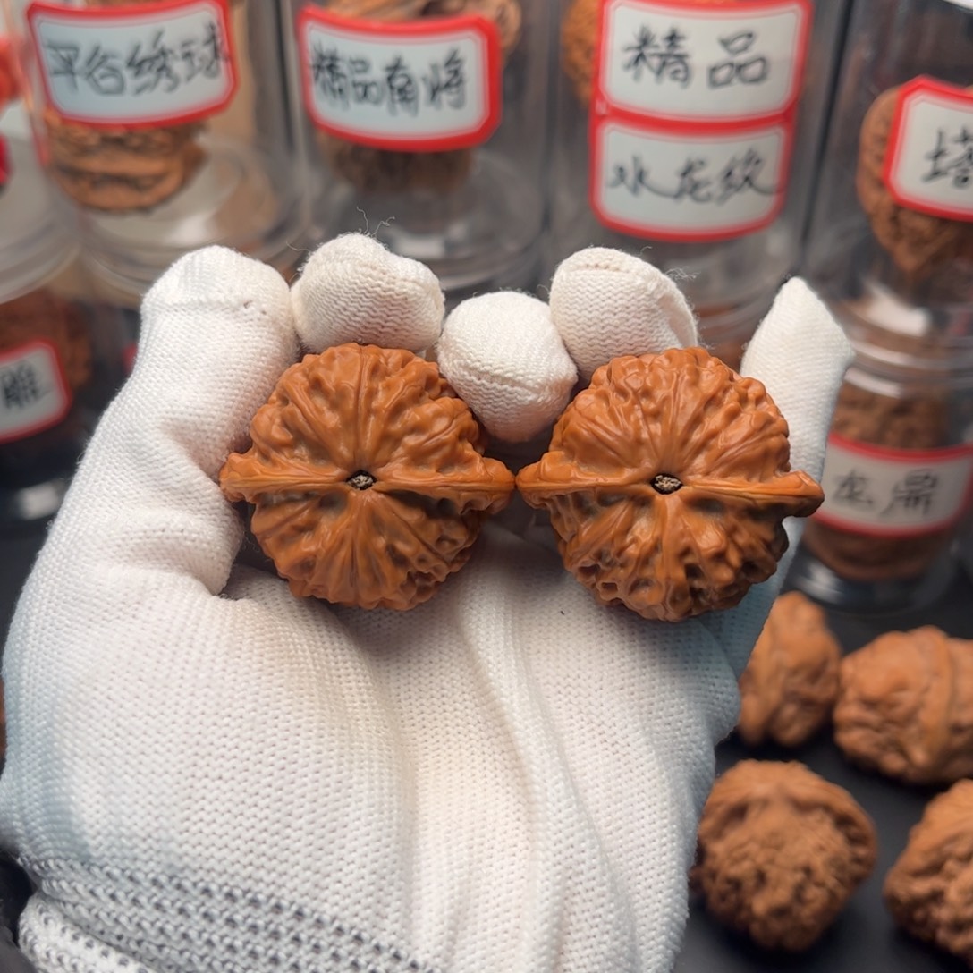 〃***生文玩核桃把件38精品金牛