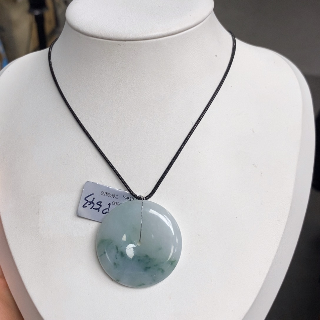 翡翠颈饰未镶嵌平安扣