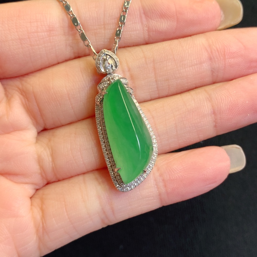 【闪购商品】颈饰18K金镶嵌翡翠随形戒面