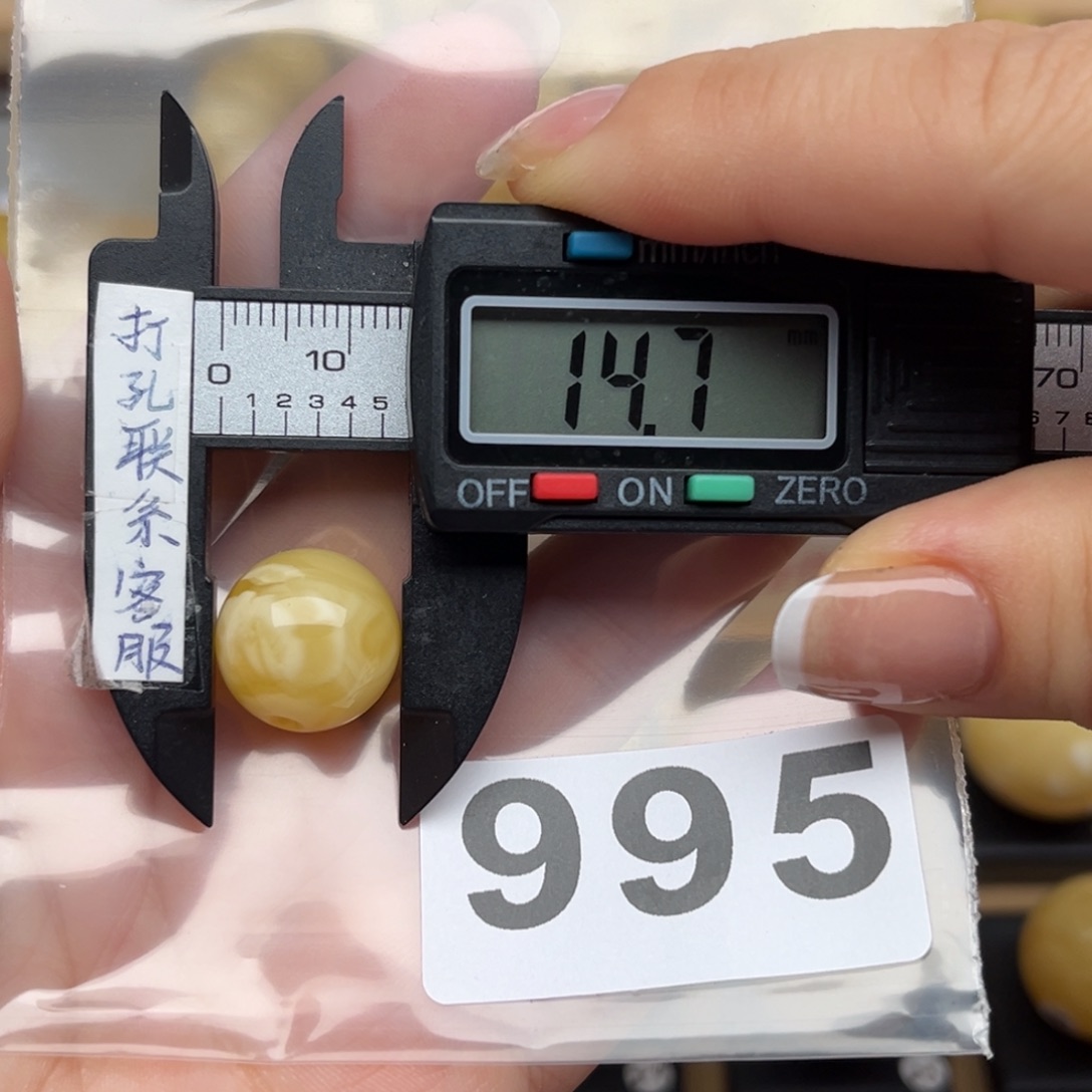 蜜蜡裸石未镶嵌阿*。微瑕