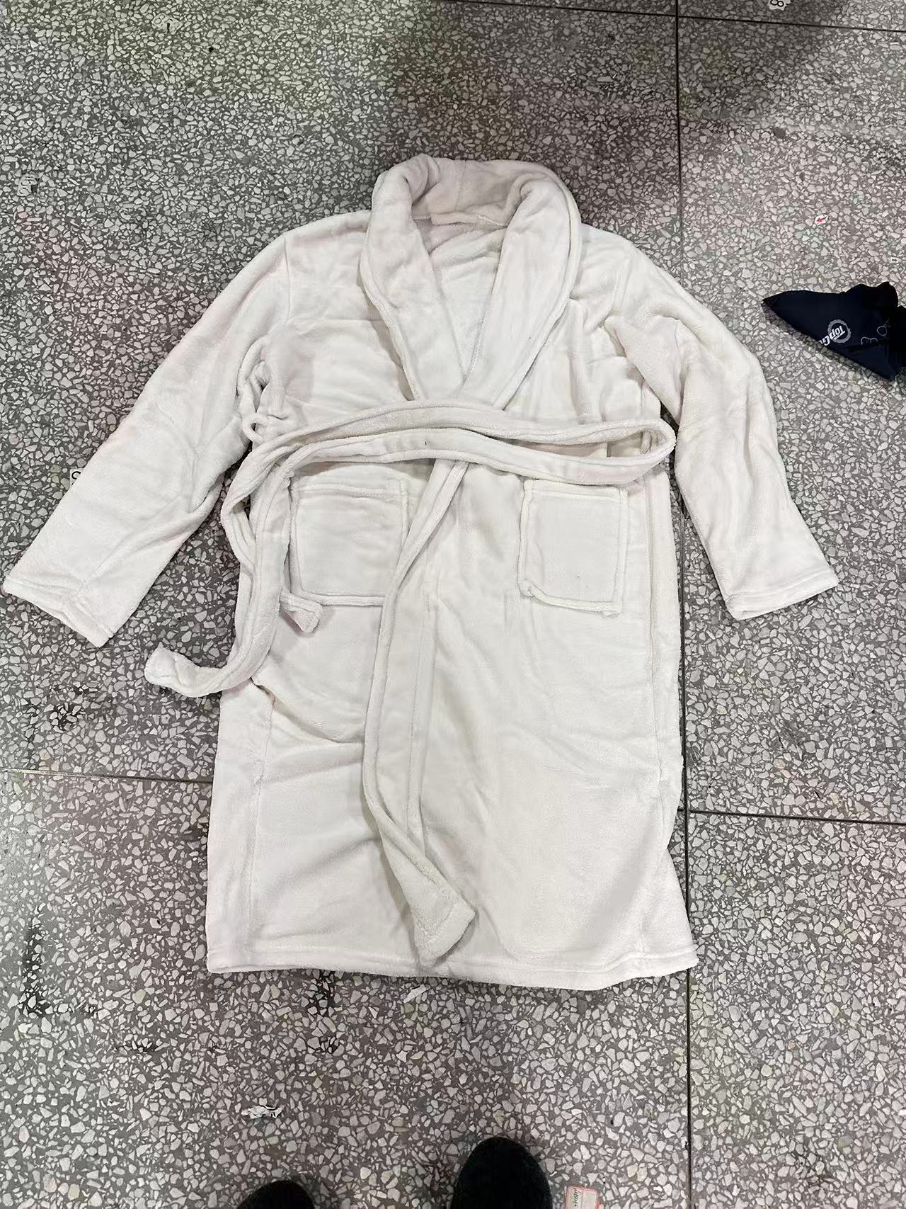 《兵哥外贸》3楼白色法兰绒睡袍 发一件