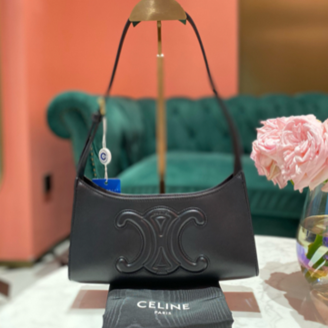 99新 Celine/思琳 Cuir Triomphe光面牛皮浮雕logo暗夜黑腋下包
