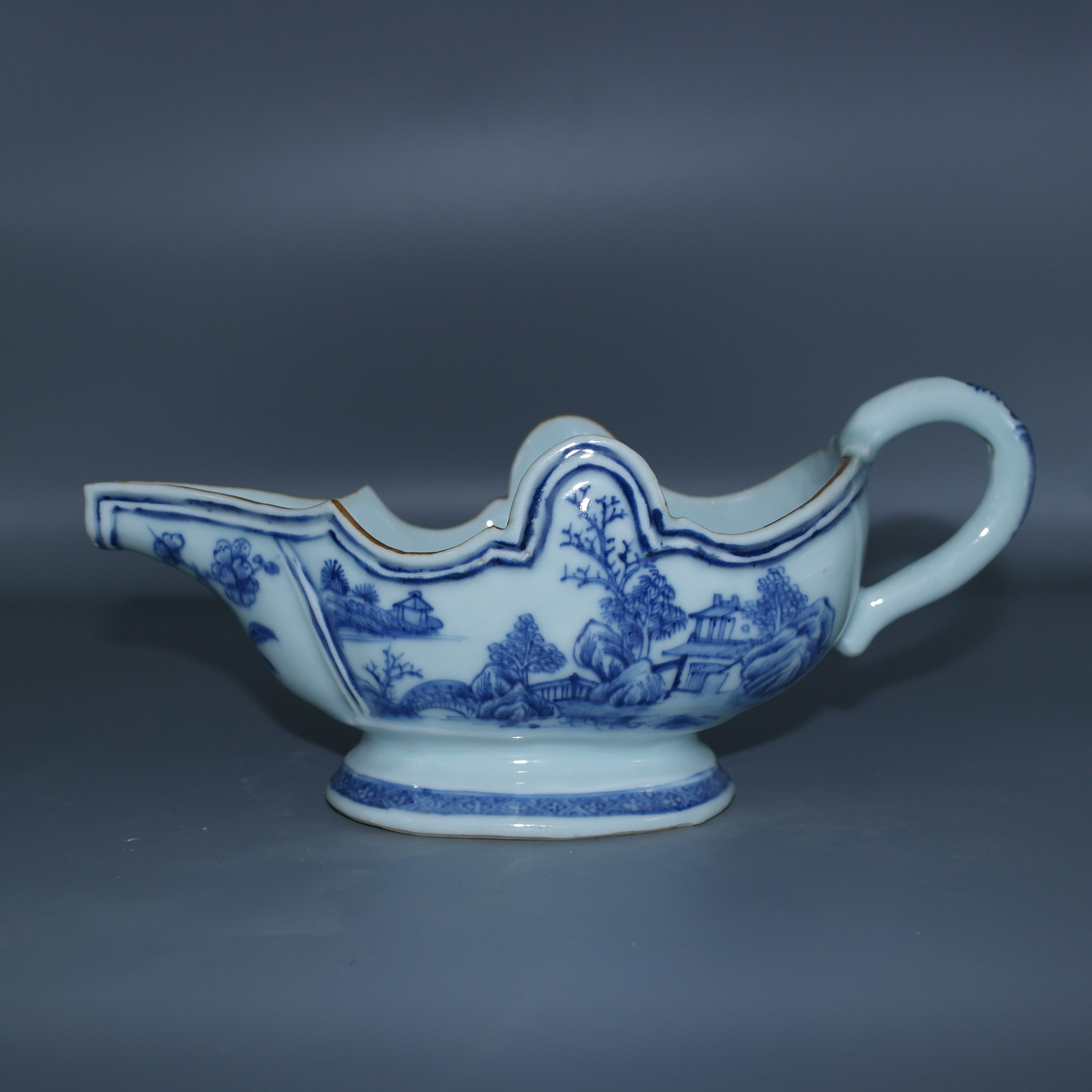 LOT39  青花亭台楼阁山水图奶壶