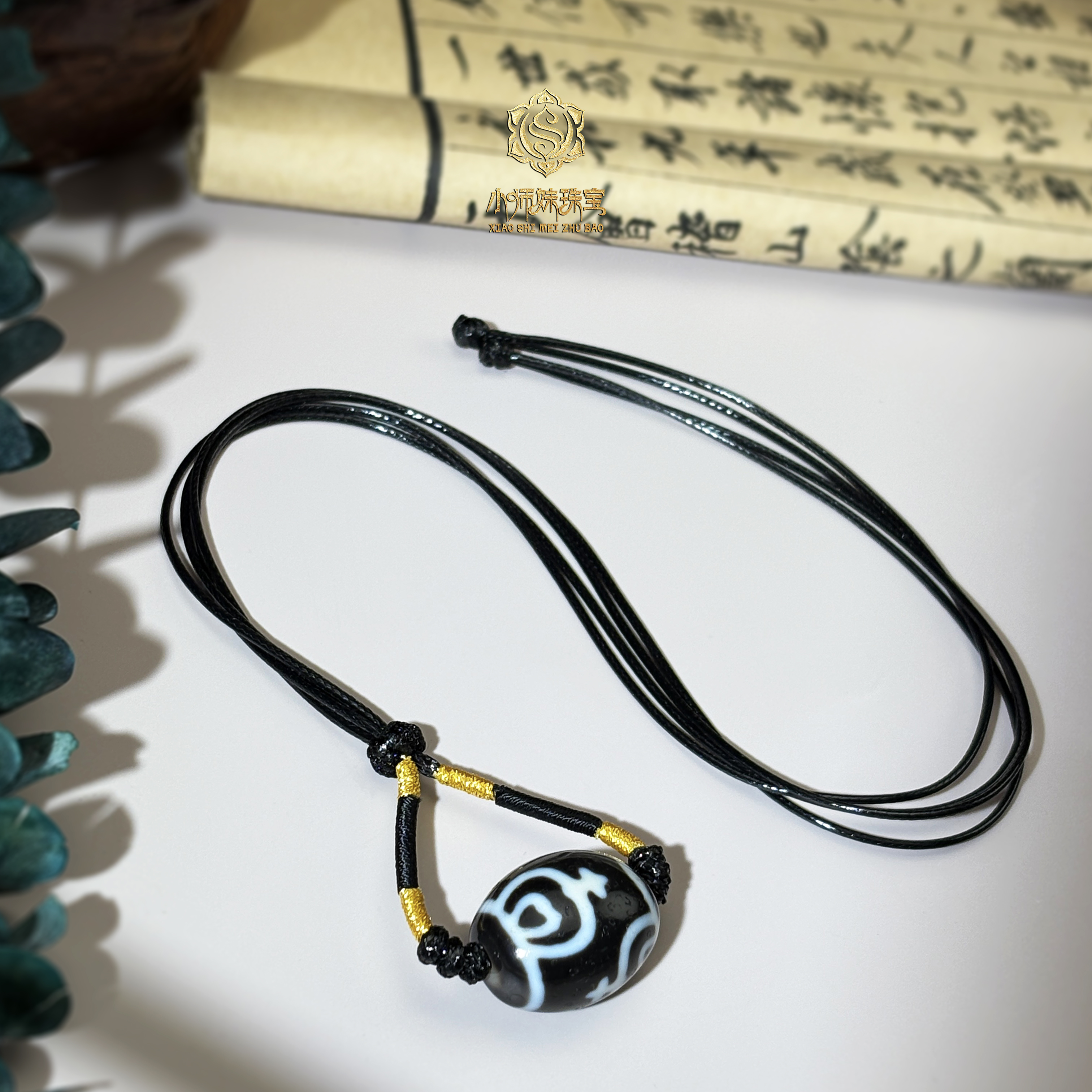 扶摇臻选|聚缘四宝瓶莲心达洛玛瑙皮绳吊坠