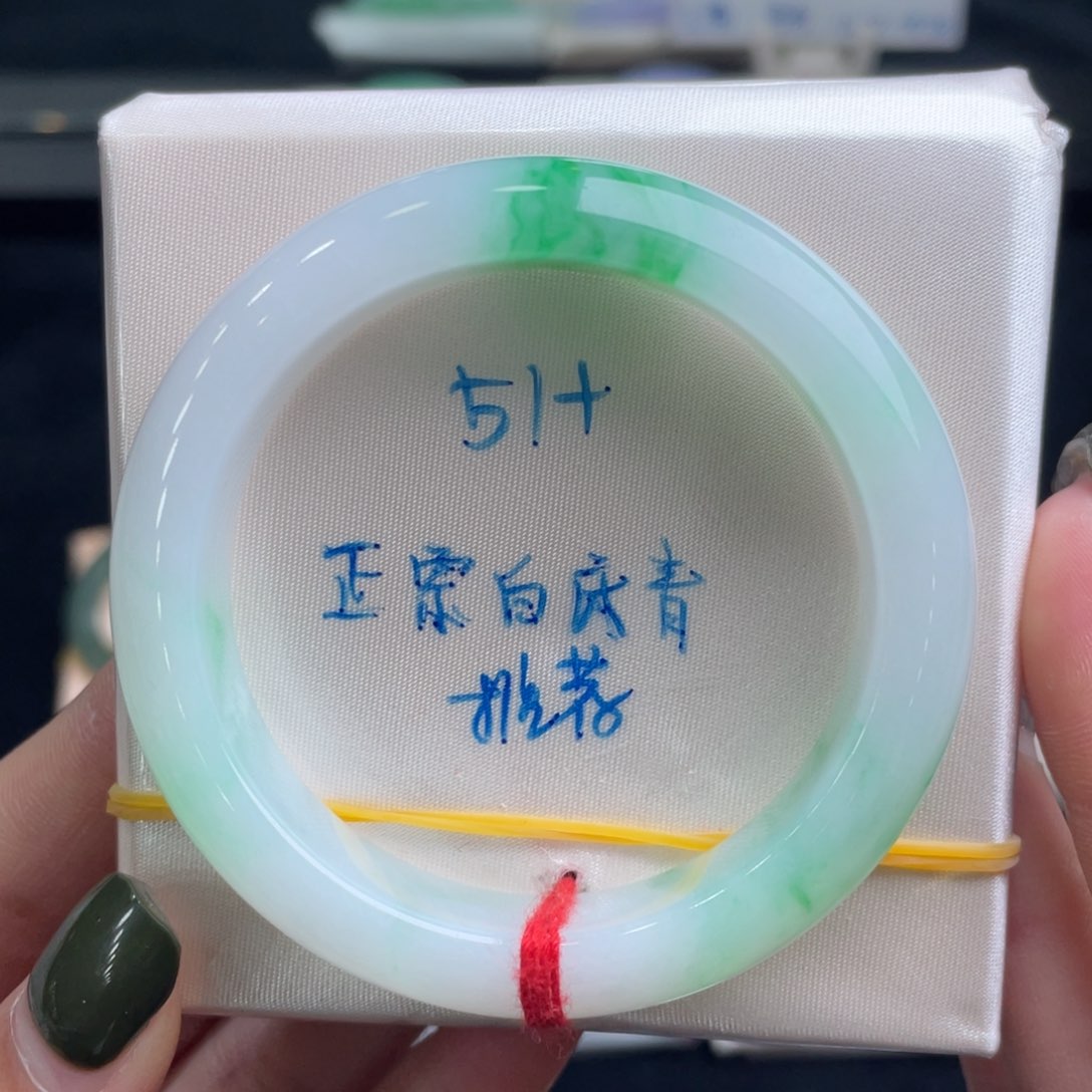 翡翠手镯未镶嵌翡翠手镯