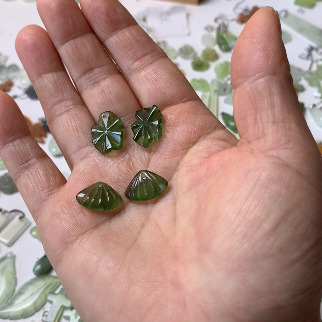 可***儿蛇纹石玉未镶嵌耳坠