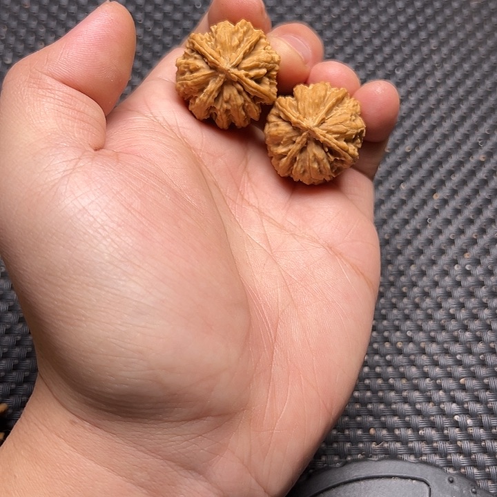 文玩核桃吊坠四棱