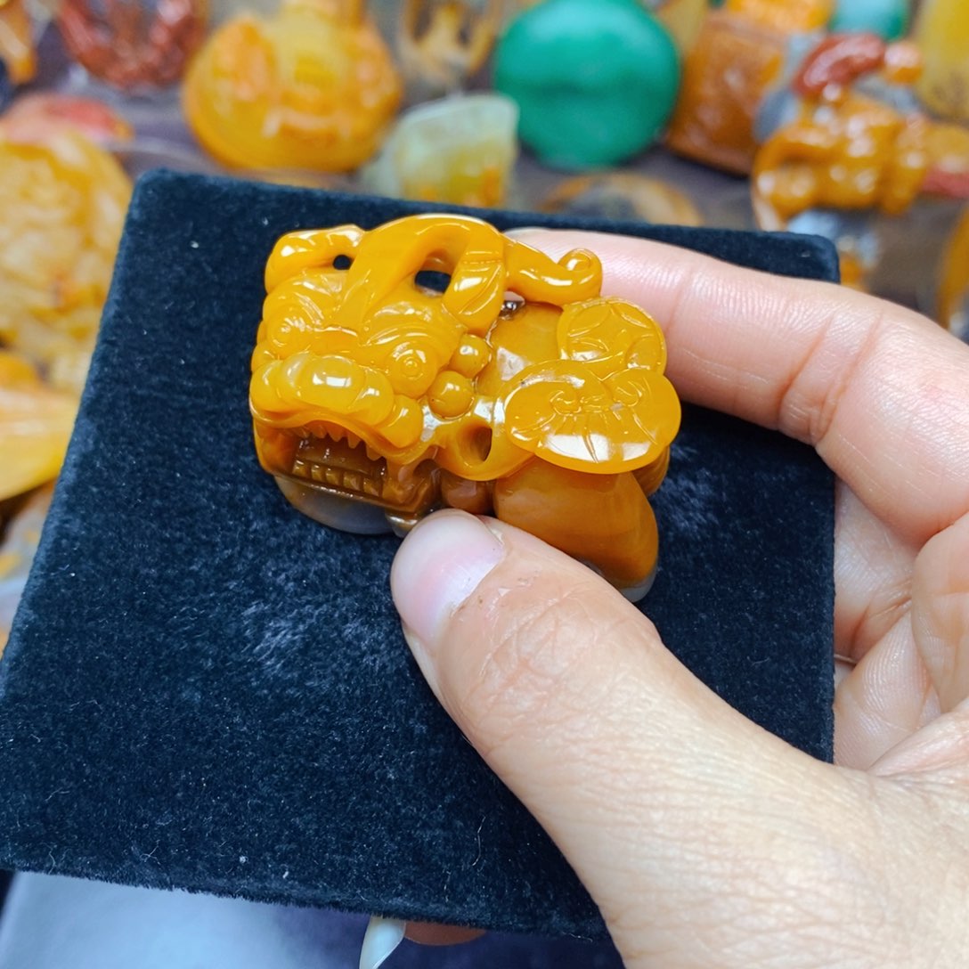 石英质玉（黄龙玉）未镶嵌颈饰