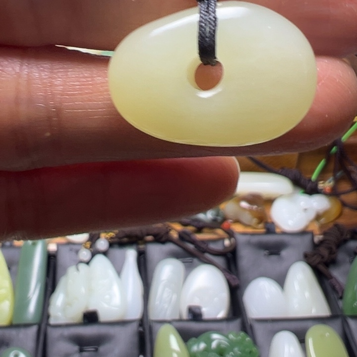 和田玉未镶嵌吊坠(赠链)