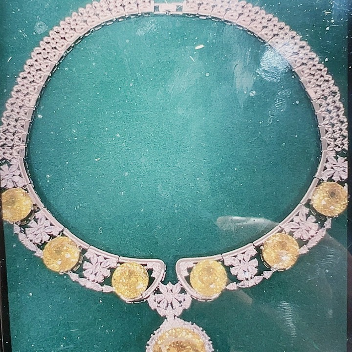 红宝石颈饰未镶嵌章****?