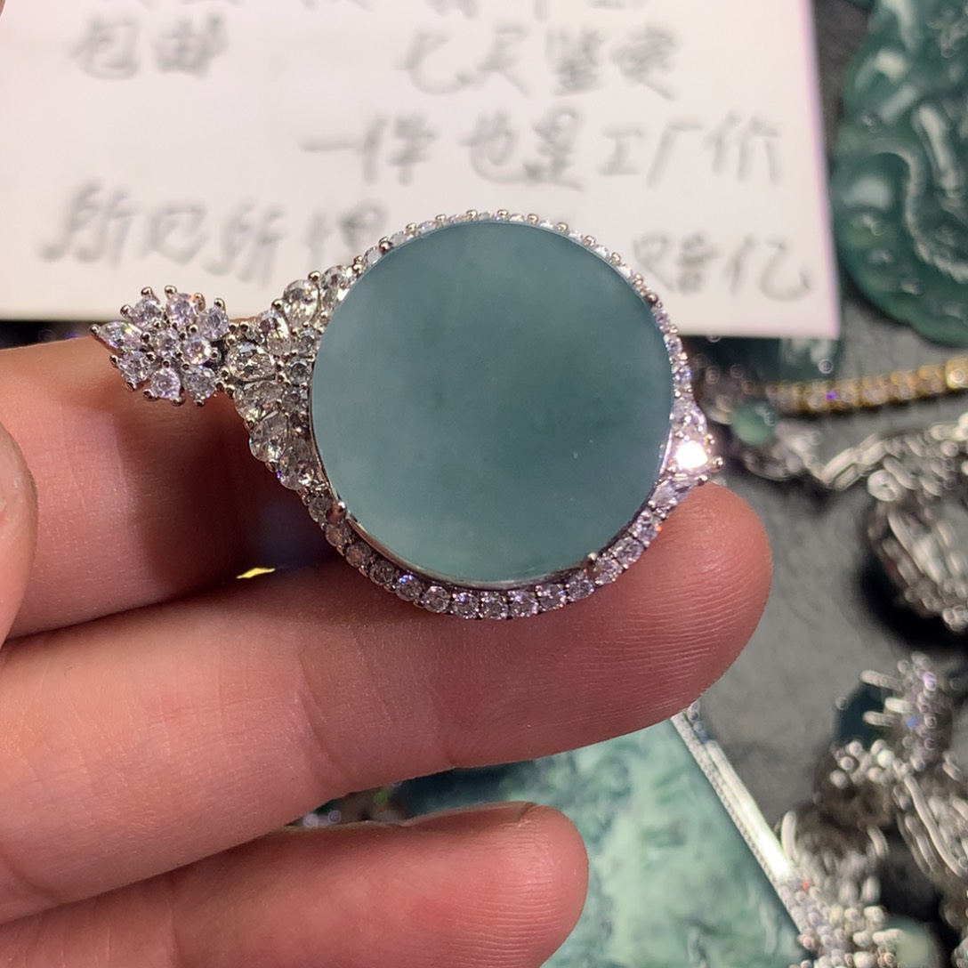 翡翠颈饰未镶嵌无事牌