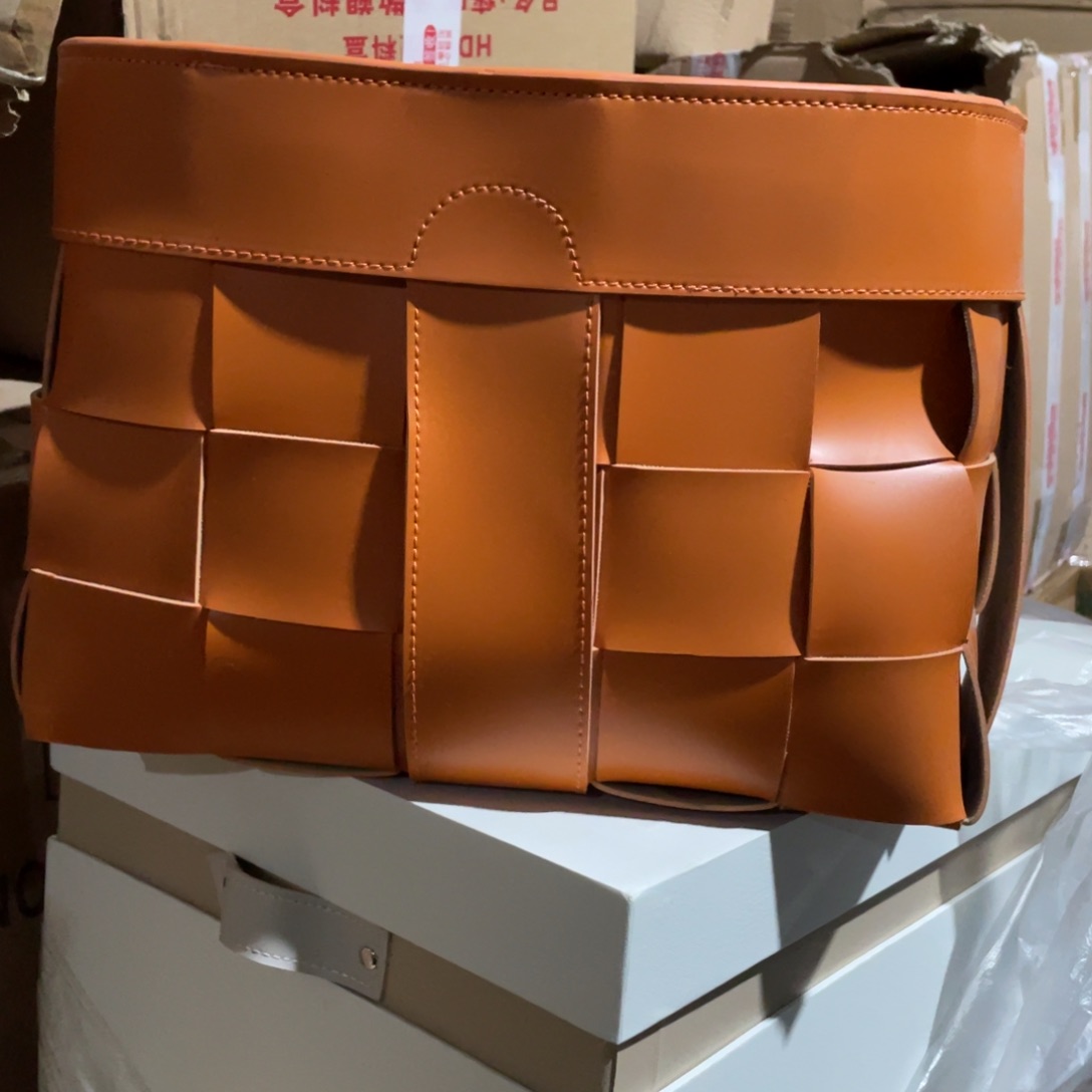 ?****哈陶瓷花瓶，仿真绿植。