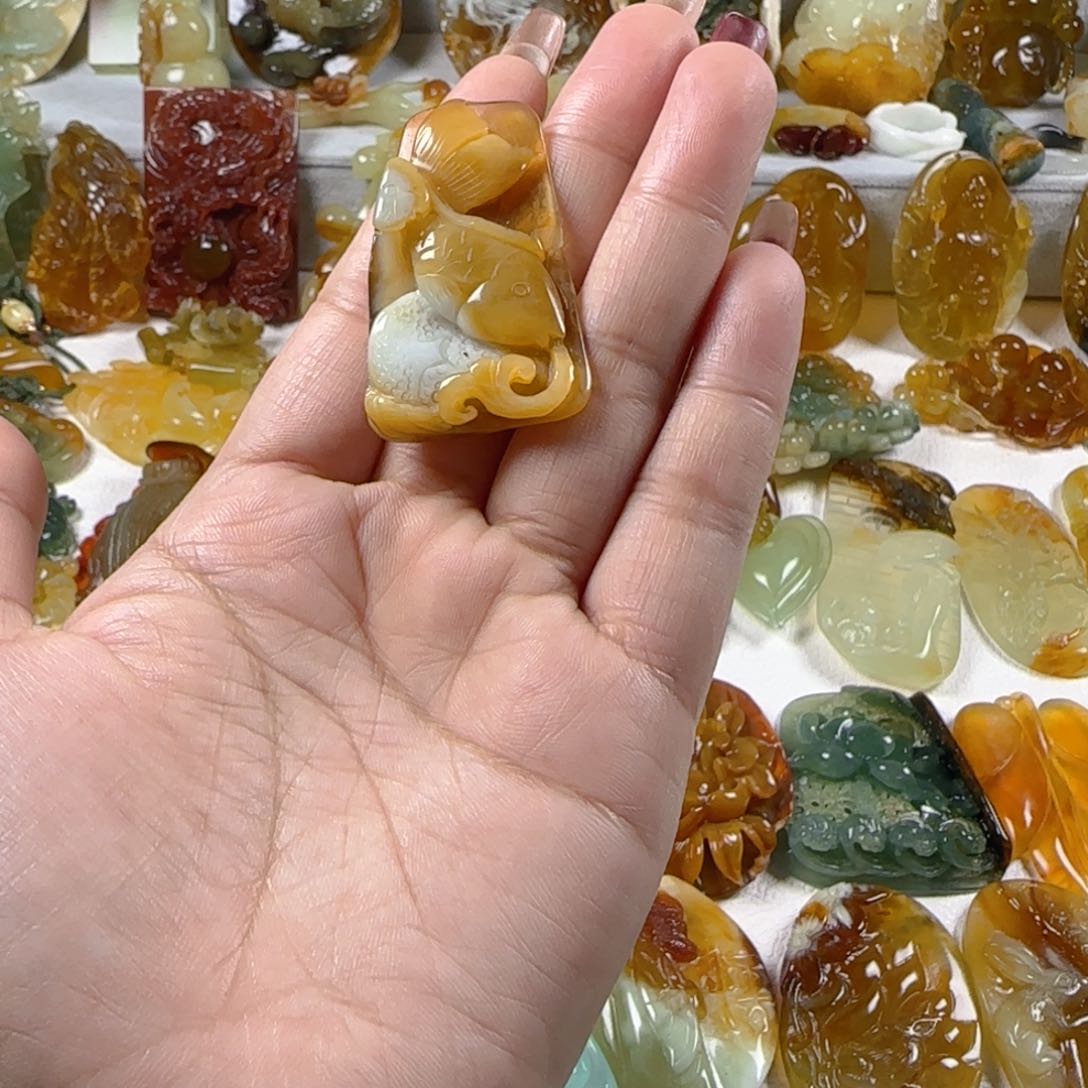 蛇纹石玉颈饰未镶嵌