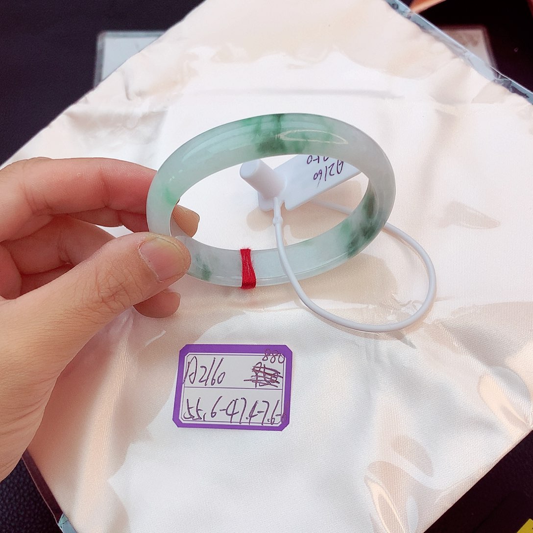 翡翠手镯未镶嵌翡翠