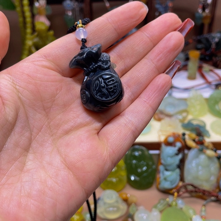 蛇纹石玉颈饰未镶嵌