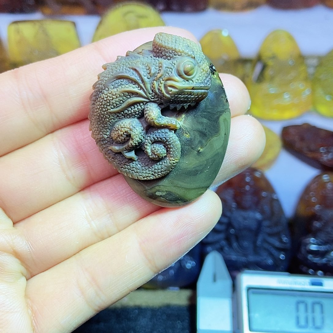 琥珀颈饰未镶嵌蜥蜴