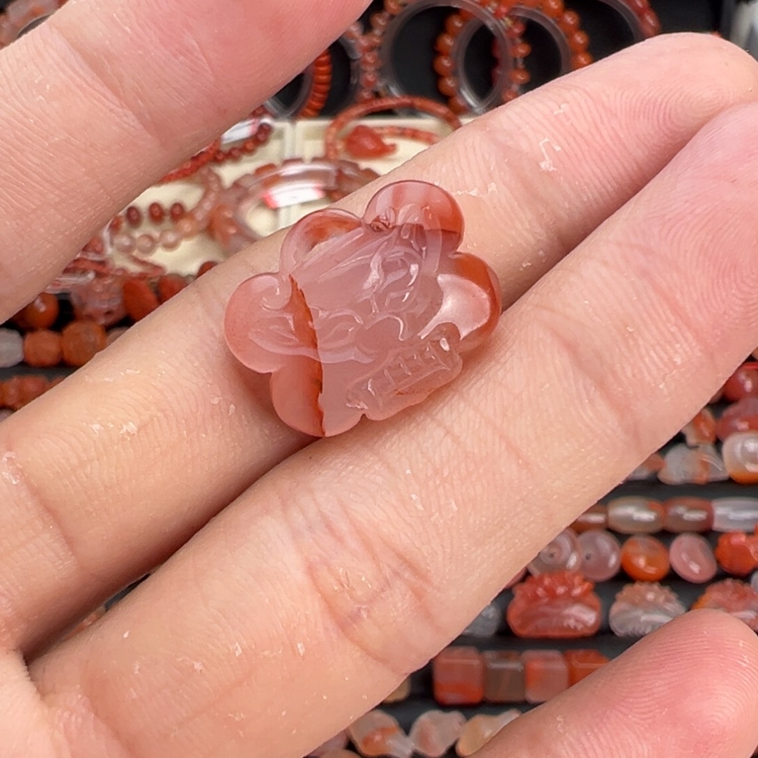 南红玛瑙未镶嵌颈饰兽面锁