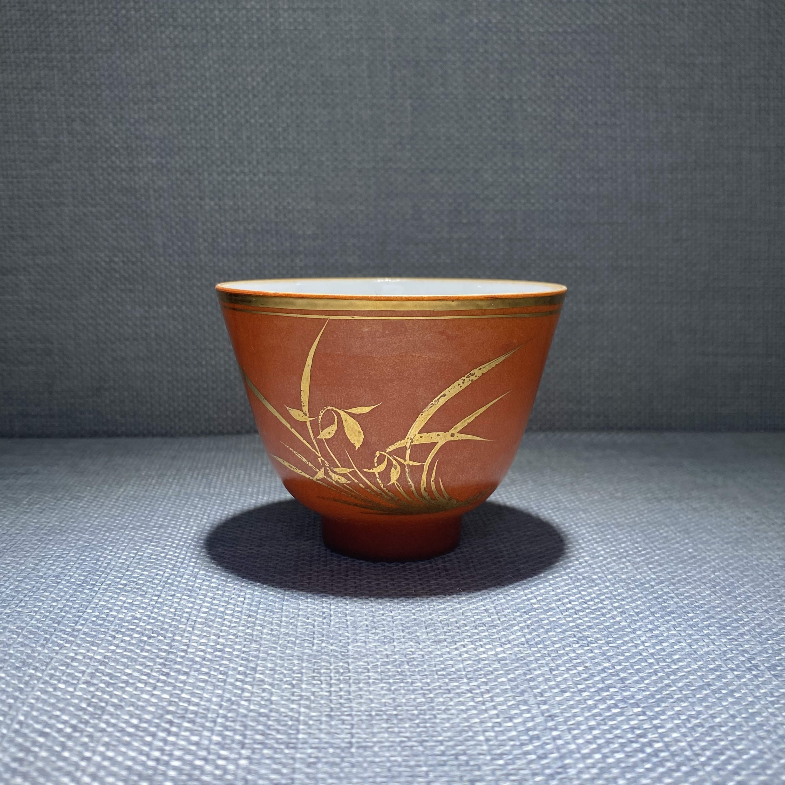 珊瑚釉花卉纹主人杯茶碗