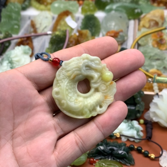 【闪购商品】蛇纹石玉颈饰未镶嵌