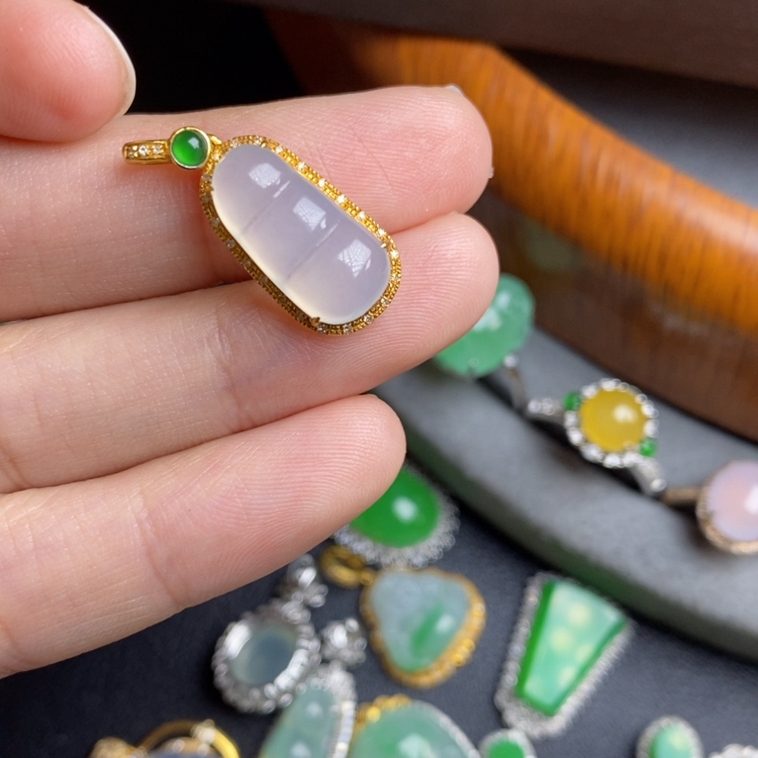 翡翠颈饰18K金镶嵌18Ｋ金豆子吊坠