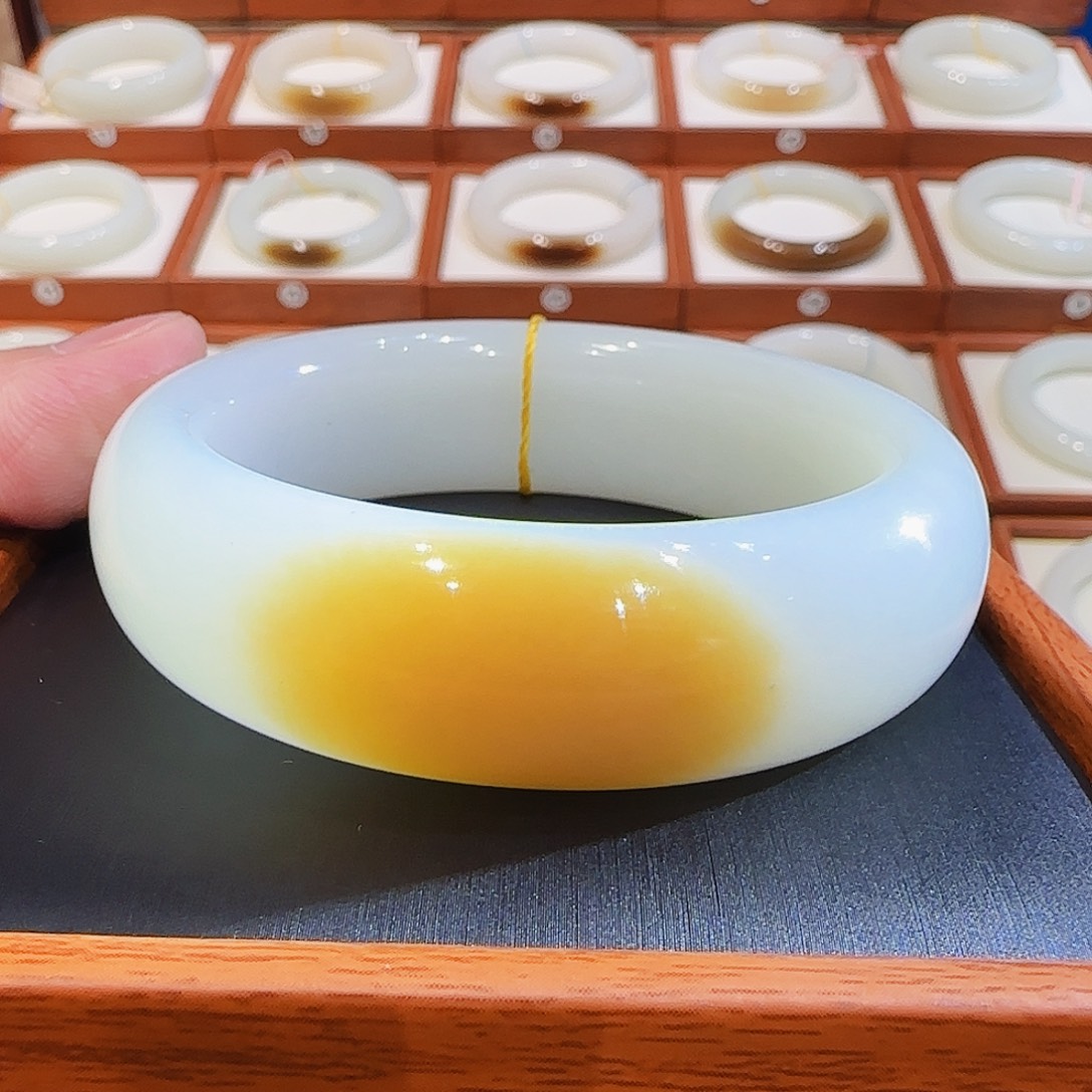 和田玉未镶嵌手镯且末轮胎一口