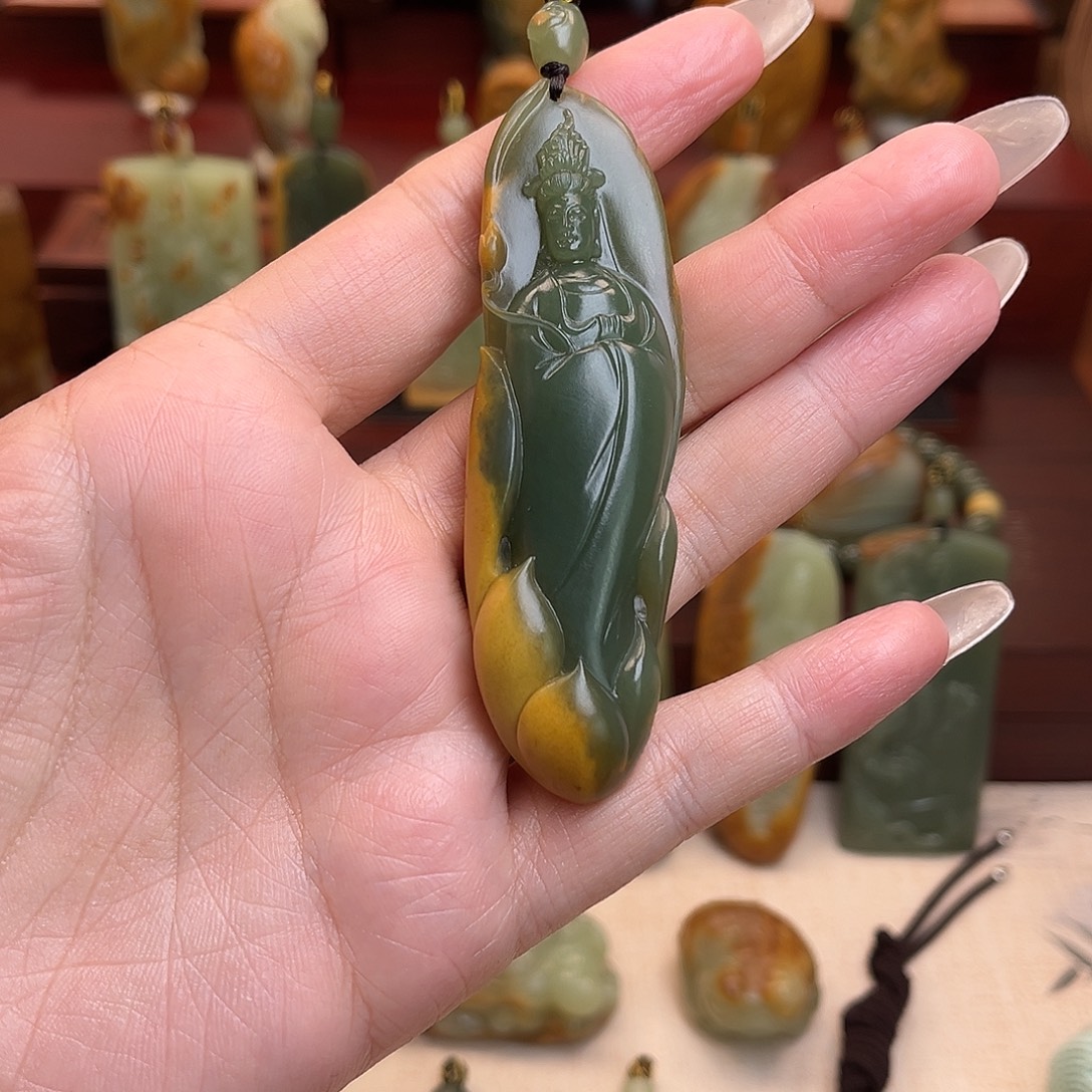 自***彩岫岩河磨玉（透闪石质玉）未镶嵌颈饰