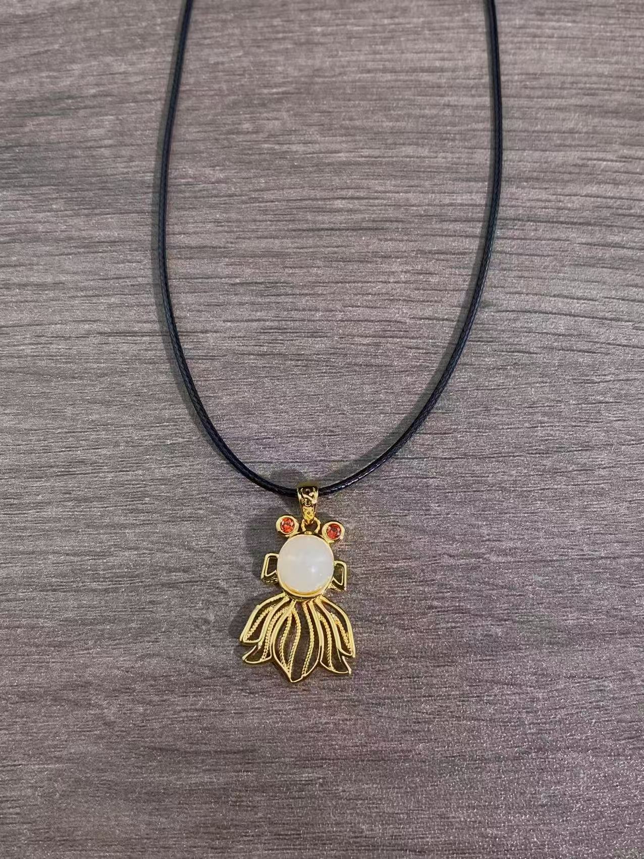 天然和田玉镶嵌金鱼吊坠82