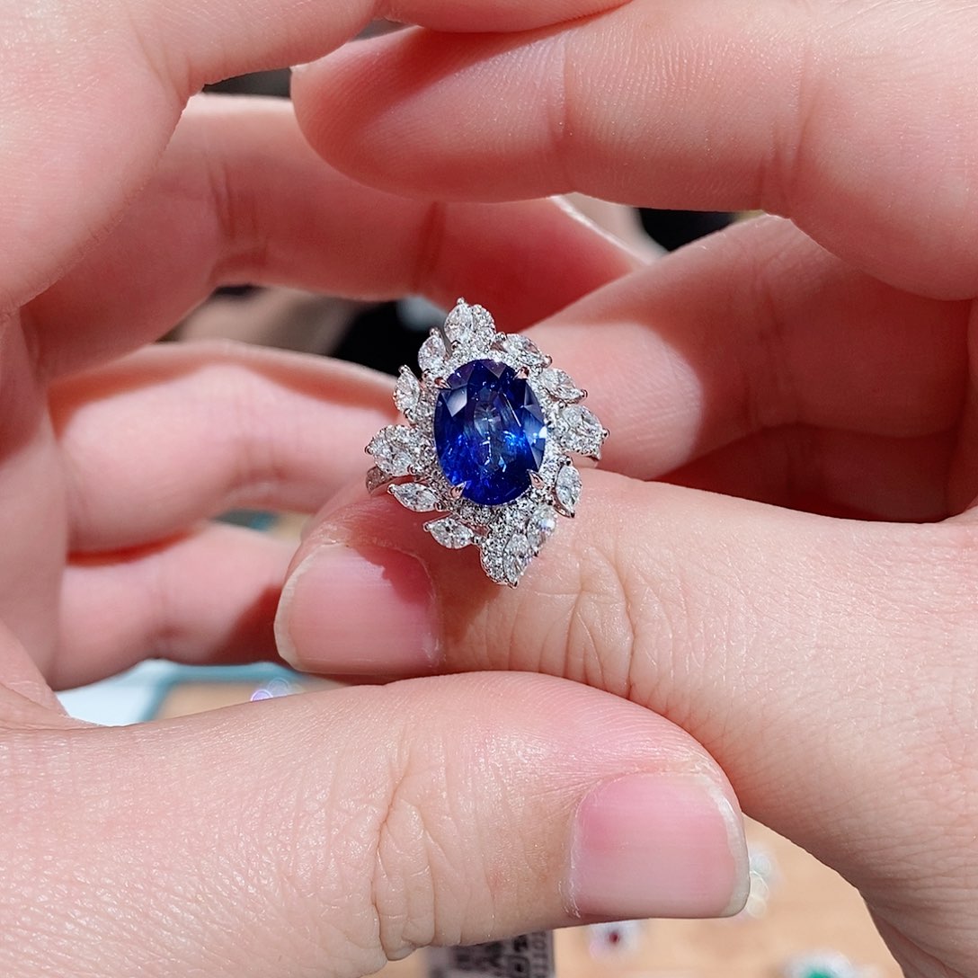 蓝宝石戒指18K金镶嵌吉尔德皇家蓝3.88克拉