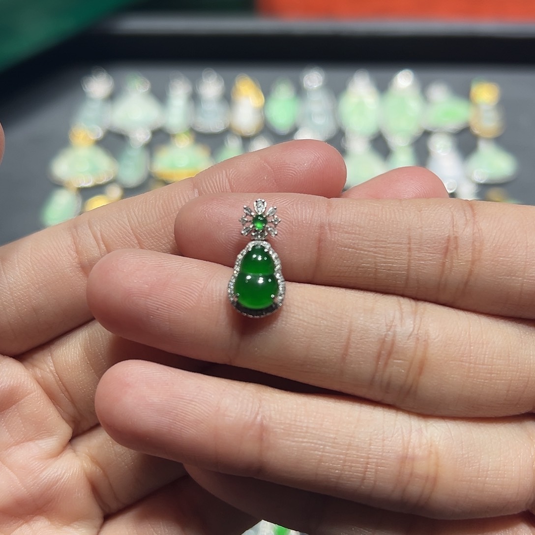 翡翠手链18K金镶嵌吊坠